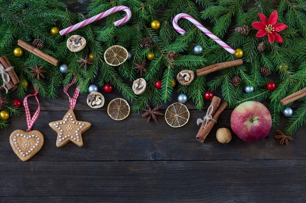 rodajas de limón, nueces, conos y caramelos en forma de palitos, juguetes en forma de corazón y estrella