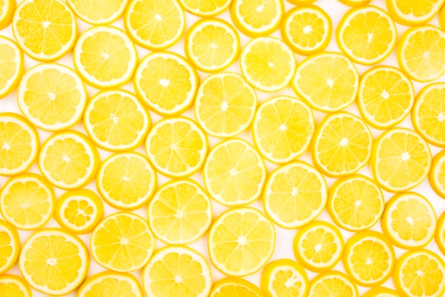 Rodajas de limones cítricos la mitad sobre un fondo claro