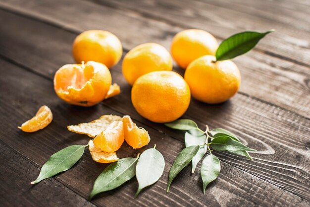 Rodajas de mandarina sobre la mesa y hojas