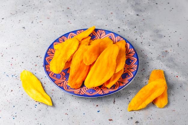 Rodajas de mango orgánico seco en un bol.