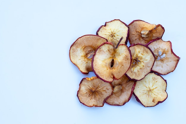 Rodajas de manzana seca en blanco