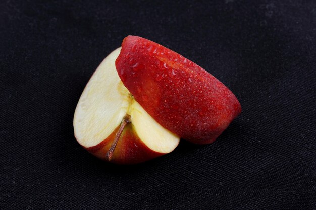 Rodajas de manzana sobre un fondo oscuro. Manzana madura fresca. Alimentos orgánicos