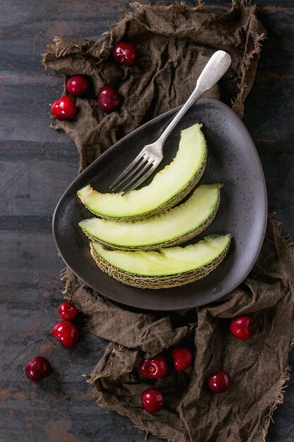 Rodajas De Melon Con Cereza