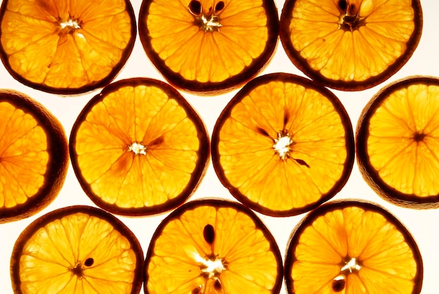Rodajas de naranja aisladas sobre fondo de retroiluminación blanca con espacio para texto comida rebanada de fruta