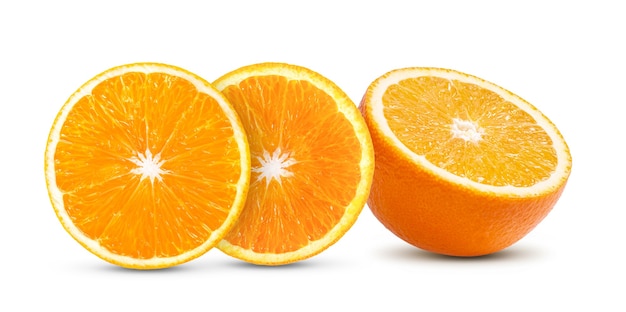 Rodajas de naranja aislado en la superficie blanca