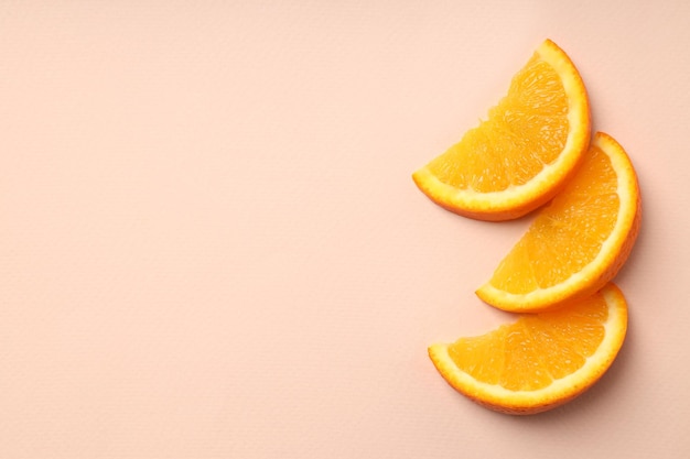 Rodajas de naranja en el espacio de fondo beige para texto