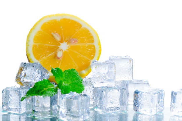 Rodajas de naranja fresca en cubo de hielo y hoja de menta