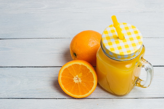 Rodajas de naranja y jugo de bebida. Concepto saludable con copyspace.