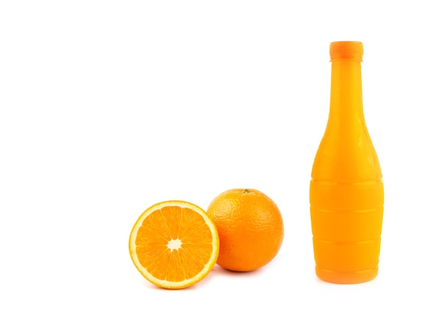 Rodajas de naranja, jugo de naranja en botella sobre fondo blanco.