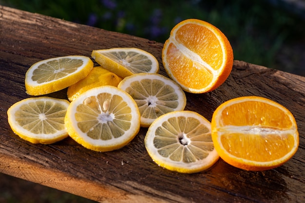 Rodajas de naranja y limón sobre una mesa de madera