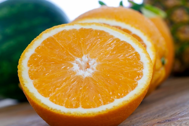 Rodajas de naranja madura en un tablero haciendo postres de jugosas naranjas dulces