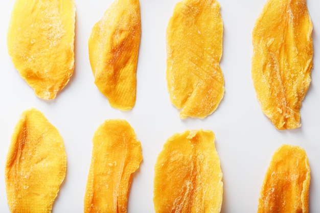 Rodajas de naranja de mango de azúcar seco aislado sobre fondo blanco.