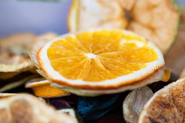 Rodajas de naranja y naranja secas en la mesa