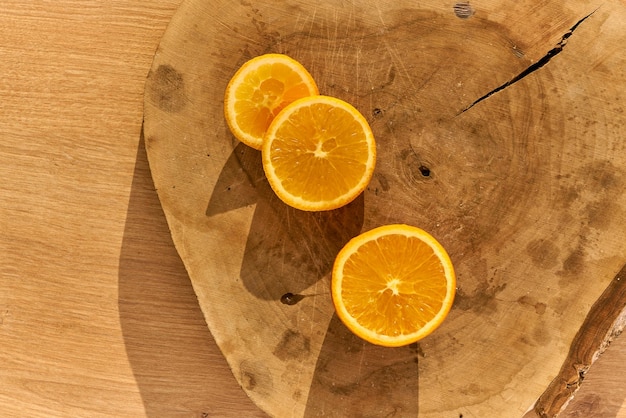 Rodajas de naranja orgánica fresca en un mostrador de cocina de madera.
