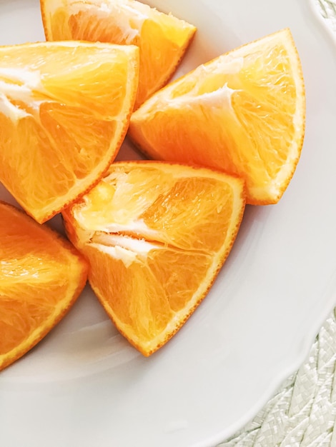 Rodajas de naranja en plato blanco dieta saludable y nutrición