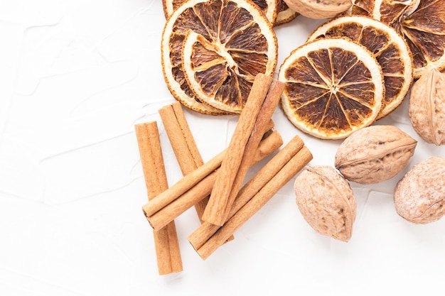 Rodajas de naranja secas, canela en rama y nueces. Especias navideñas. Tema de año nuevo. Enfoque selectivo.