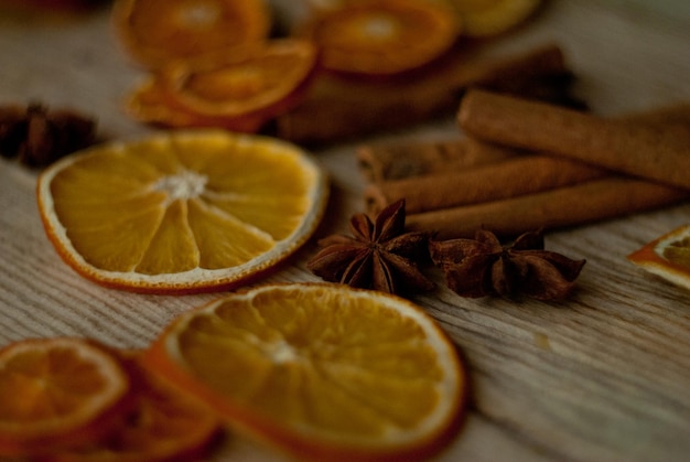 Rodajas de naranja secas en la mesa con canela y anís estrellado