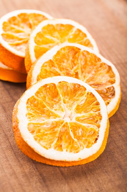 Rodajas de naranja secas sobre la mesa de madera