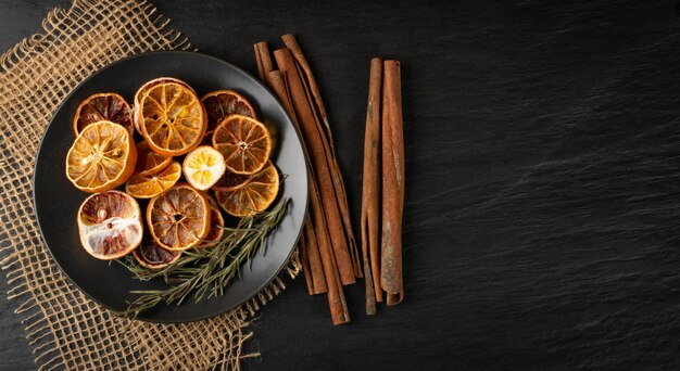 Rodajas de naranja secas sobre negro