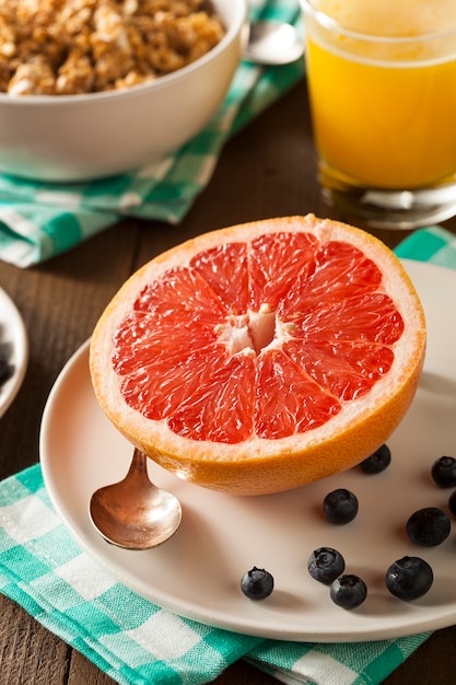 Foto rodajas de naranja sobre mesa de madera