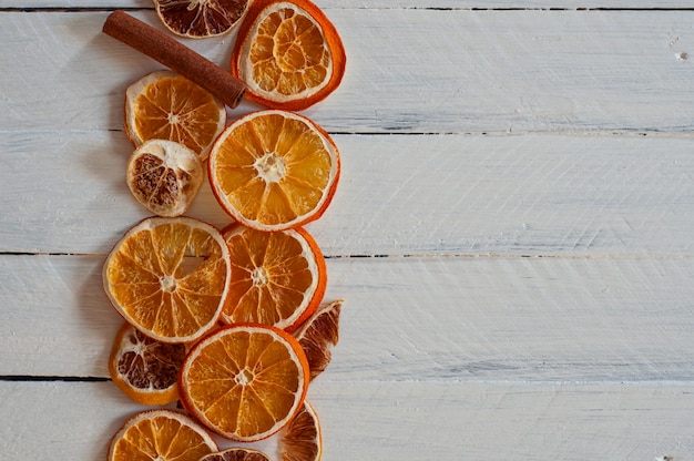 Rodajas de naranja sobre una superficie de madera blanca