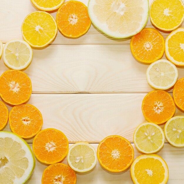 Rodajas de naranja sobre tabla de madera