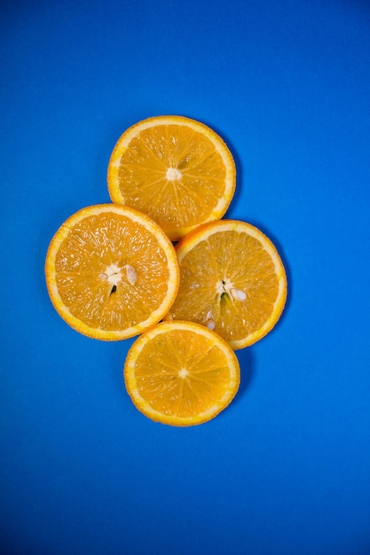 Rodajas de naranja en una vista superior de fondo azul