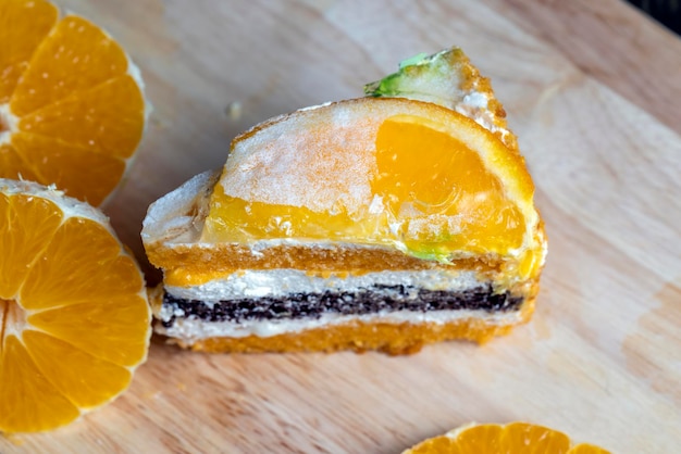 Rodajas de naranjas frescas y un trozo de postre de naranja