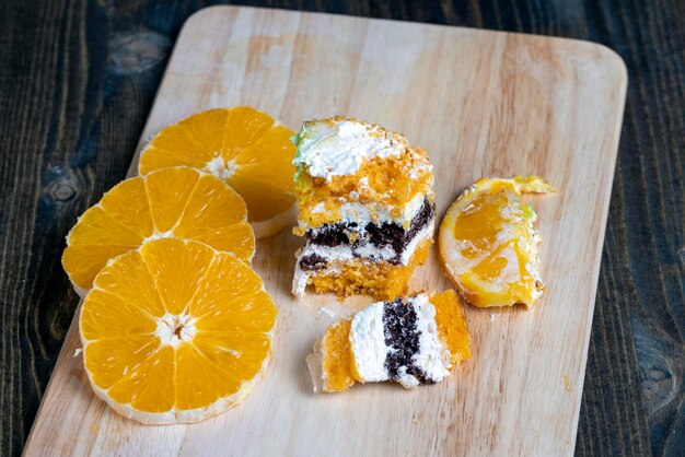 Rodajas de naranjas frescas y un trozo de postre de naranja