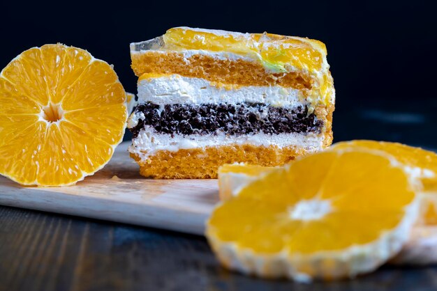 Rodajas de naranjas frescas y un trozo de postre de naranja