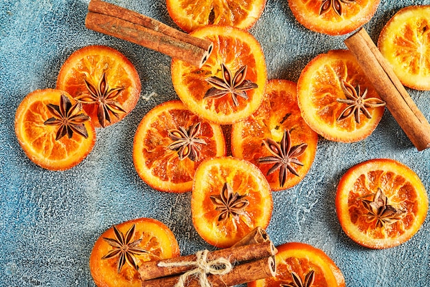 Rodajas de naranjas secas o mandarinas con anís y canela. Vegetarianismo y alimentación saludable