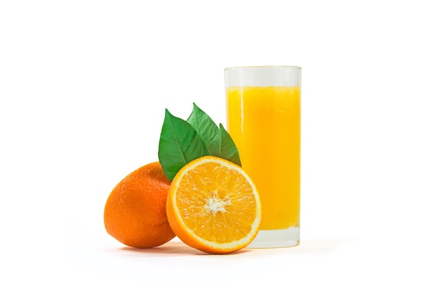 Rodajas de naranjas con un vaso de jugo de naranja sobre un fondo blanco.