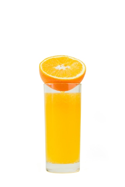 Foto rodajas de naranjas con un vaso de jugo de naranja sobre un fondo blanco.