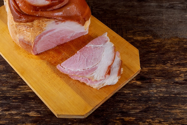 Rodajas de paleta de jamón ahumado carne de cerdo en tabla de cortar