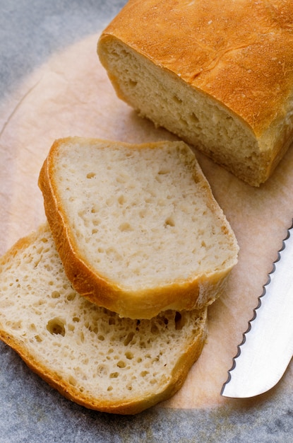 Rodajas de pan casero en papel de cocina.