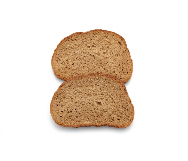 Rodajas de pan de centeno oval pan sobre un fondo blanco.