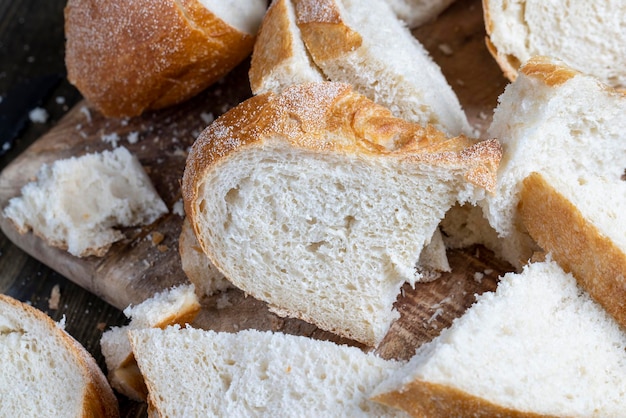 Rodajas de pan en una tabla de cortar de madera