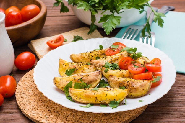 Rodajas de papas al horno en un plato