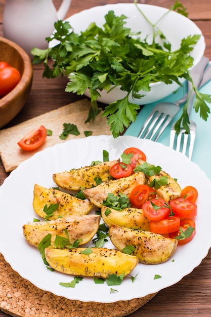 Rodajas de papas al horno en un plato