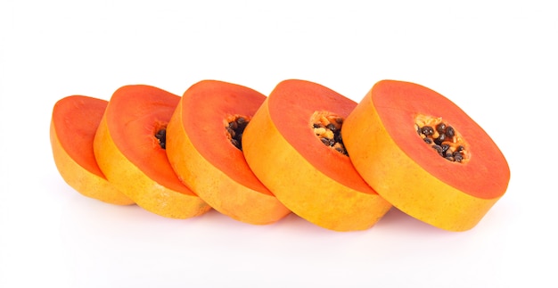Rodajas de papaya sobre un fondo blanco