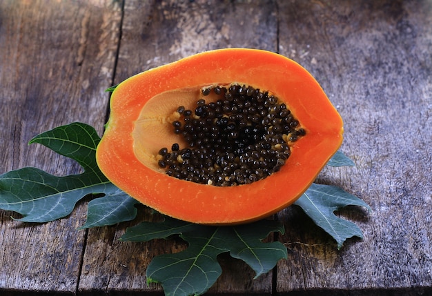 Rodajas de papaya sobre fondo de madera