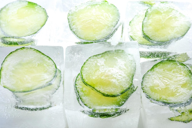 Rodajas de pepino congelado en los cubitos de hielo