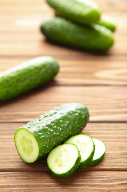 Rodajas de pepino fresco sobre fondo de madera marrón