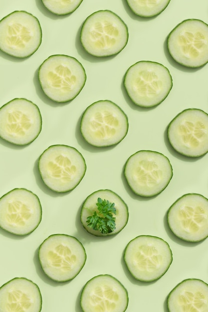 Foto rodajas de pepino sobre un fondo verde