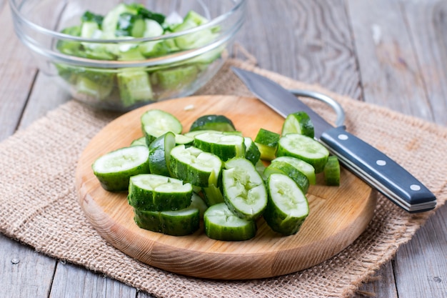 Rodajas de pepino en una tabla para cortar sobre la mesa