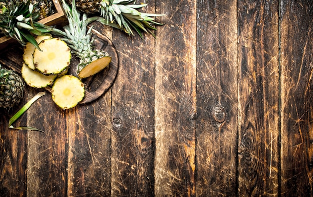 Rodajas de piña fresca sobre mesa de madera