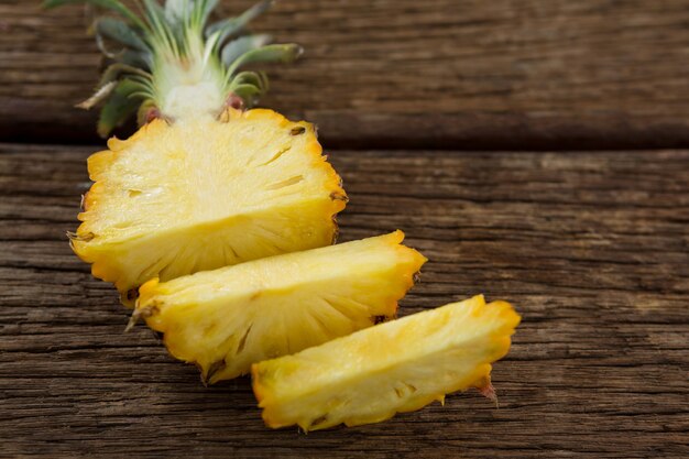 Rodajas de piña en mesa de madera