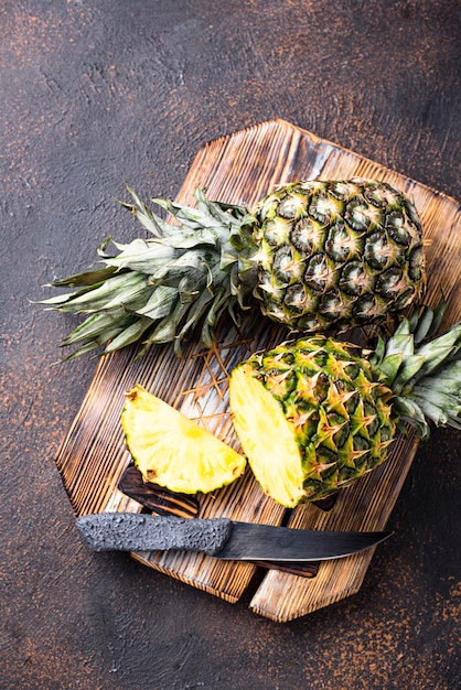 Rodajas De Piña En Tabla De Cortar