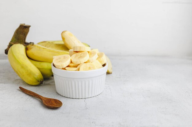 Rodajas de plátano fresco en un bol