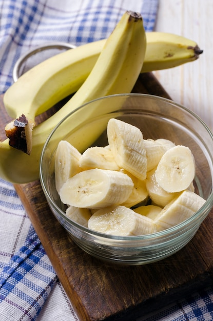 Rodajas de plátano fresco en un recipiente de vidrio.